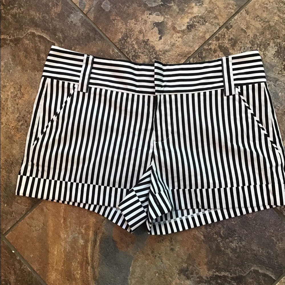 🔥FLASH SALE🔥Alice + Olivia black/white shorts